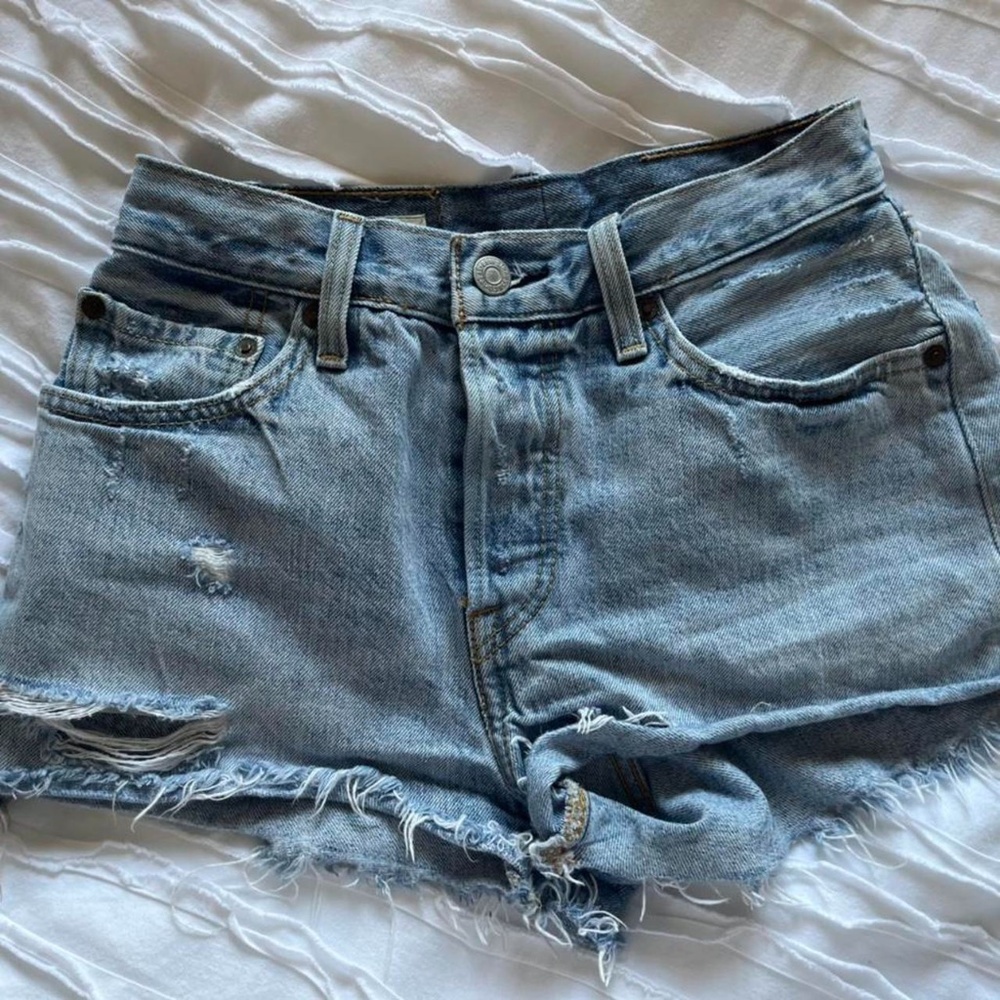 Light Wash Levi’s High Waist Denim Cutoff Shorts